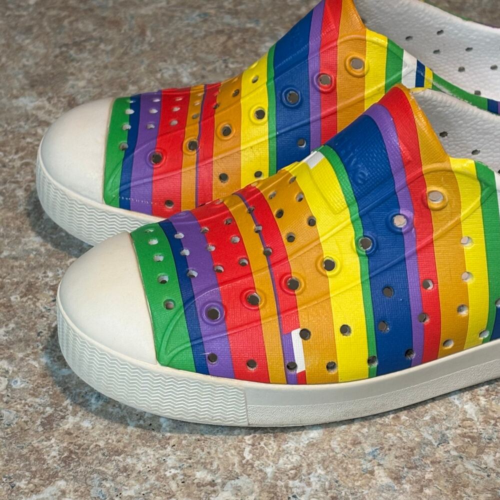 Native Jefferson Kids Water Rainbow Striped Slip on Casual Shoes Size J2 - Picture 4 of 11